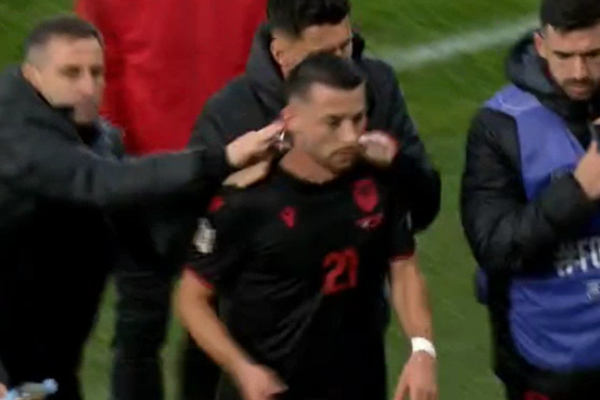 Reagim i çuditshëm te Kombëtarja, shikoni çfarë ndodh në stol me Hoxhën pas largimit të Berishës me karton të kuq (Video)