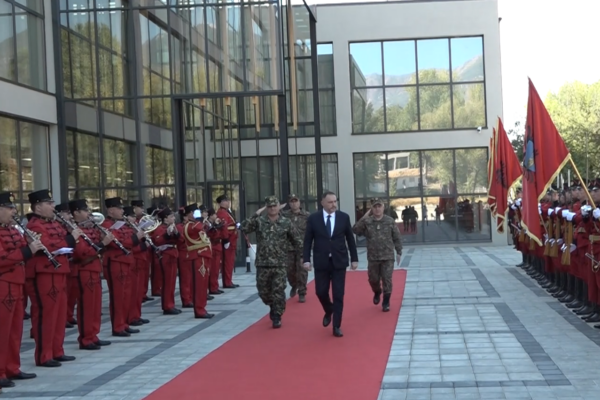 Ministri Nufi: Modernizimi i arsimit ushtarak sipas standardeve euroatlantike, prioritet i qeverisë shqiptare