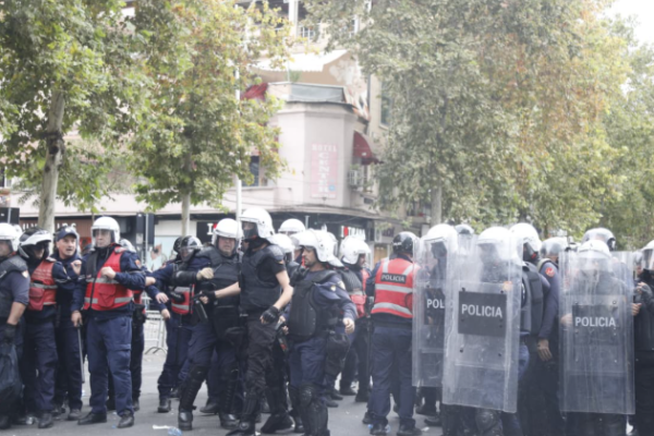 Përplasja në protestë para Kuvendit, policia shoqëron tetë persona