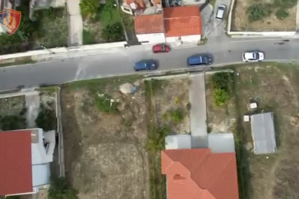 Shijak, arrestohet 32 vjeçari. Kapet me armë pa leje, sekuestrohen dy automatikët dhe mbi 32 mijë euro