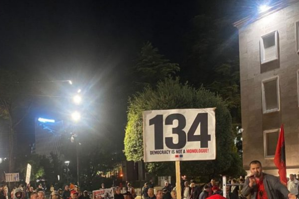 Protesta para Kryeministrisë në ditën e 134-të