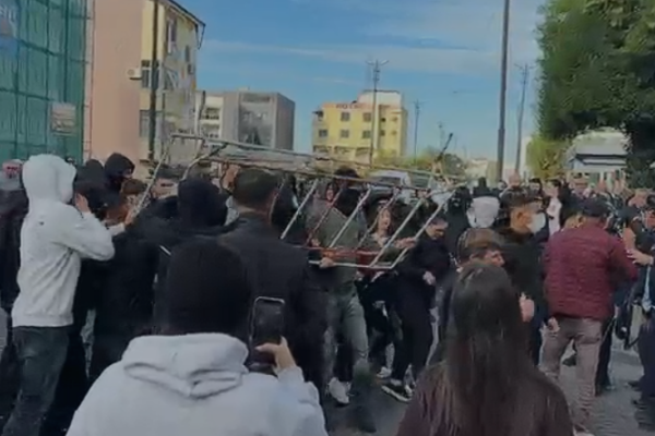 Përplasje me policinë në Lezhë, nxënësit kërkojnë të hyjnë në sheshin para Bashkisë