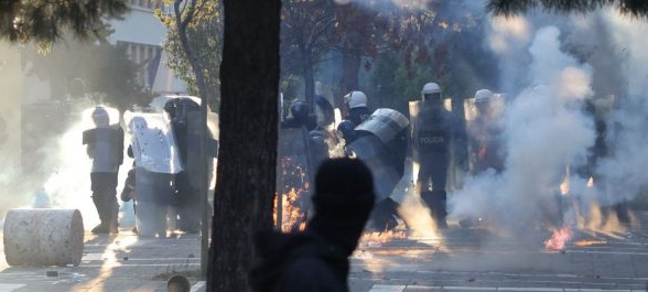 Zhvendosja e protestës në Tiranë, Sheshi Skënderbej kthehet në vatër përplasjeje mes protestuesve dhe policisë