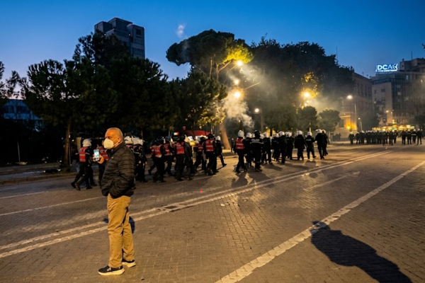 Policia mësyn me gaz lotsjellës në Bulevard. Protestuesit hedhin fishekzjarrë, vjen kundërpërgjigja me ujë