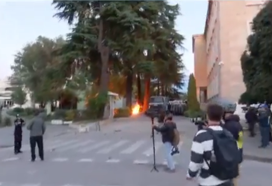 Tensionohet protesta përpara Kryeministrisë, protestuesit hedhin bomba molotov dhe gurë, policia kundërpërgjigjet me ujë dhe gaz lotsjellës