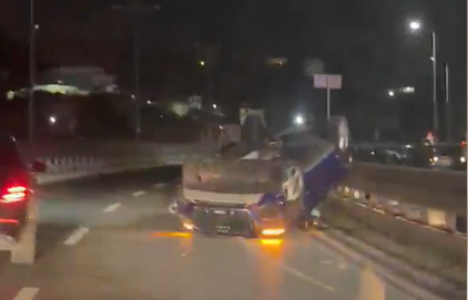 Aksident i shumëfishtë pranë nyjes lidhëse të autostradës Durrës–Tiranë, përmbyset një makinë pas përplasjes së tri mjeteve