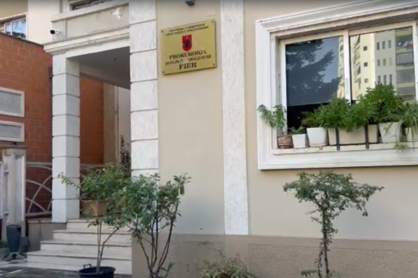 Vrau të atin duke e mbytur me tel, Prokuroria e Fierit çon në gjyq vajzën dhe të ëmën që fshehu krimin