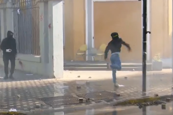 Studentët, opozita dhe qytetarët protestojnë para Ministrisë së Arsimit. Sulmohet me gurë godina