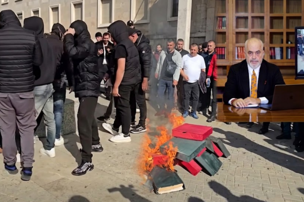 Rama dënon djegien e shilteve para Kryeministrisë: Partia Demokratike është “mëma e dhunës”