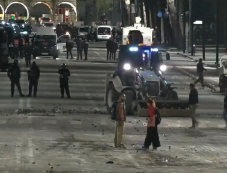 Policia shpërndan protestuesit, nis pastrimi i Bulevardit dhe shoqërimet e para