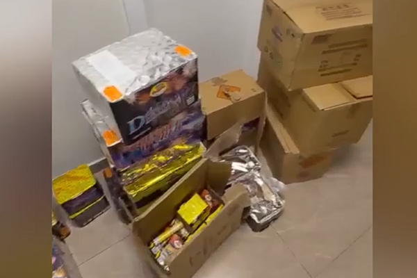 Zbulohet banesa me lëndë piroteknike, arrestohet 32-vjeçari që dyshohet se u shiste fishekzjarrë protestuesve të maskuar