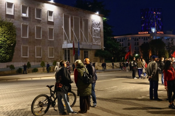 Protesta në Tiranë hyn në ditën e 17, protestuesit vendosen para Kryeministrisë, tubimi pa tensione