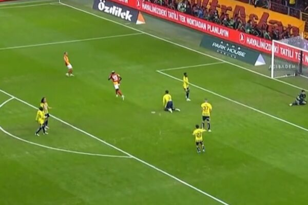 Derbi i madh i Stambollit, Galatasaray e mbyll pjesën e parë në avantazh të dyfishtë. Osimhen është “monstër” (video)