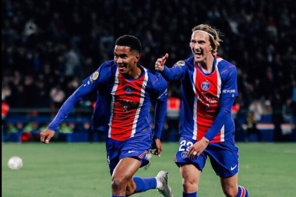 Me mendjen nga “Topi i Artë”, por PSG bën detyrën ndaj Lyon dhe merr vendin e parë (video)