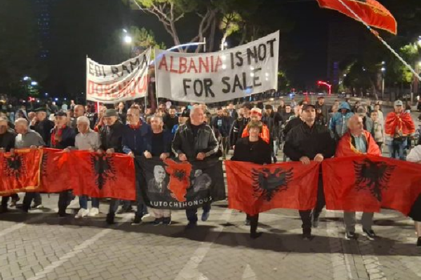 Protesta në Tiranë shënon ditën e 135-të. Marshim nga sheshi “Skënderbej” drejt Kryeministrisë