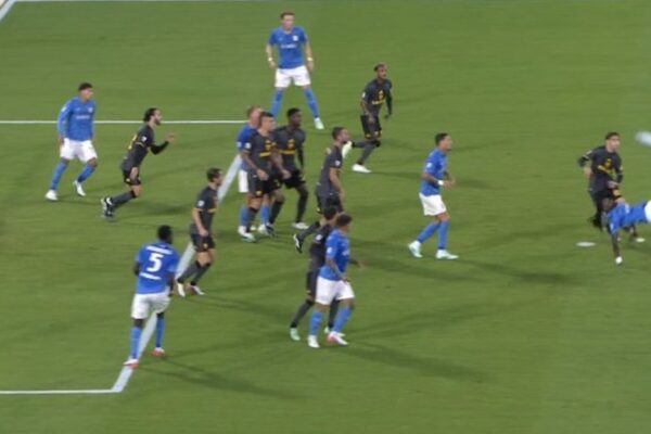 Napoli-Roma, një supergol me rroveshatë vendos për pjesën e parë (video)