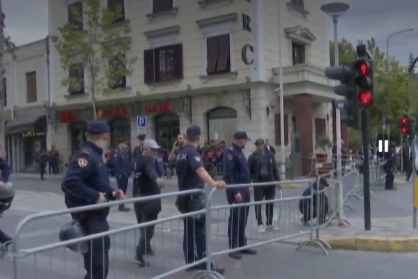 Reforma Territoriale sot në Kuvend, opozita protesta brenda dhe jashtë Parlamentit