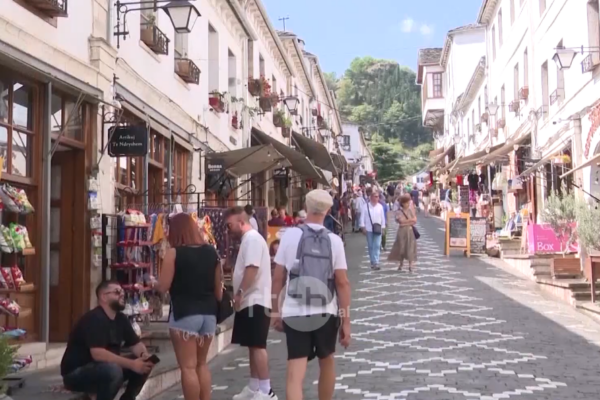 Tetori sjell turistë në Gjirokastër, qyteti vijon të jetë i i preferuar për t’u vizituar