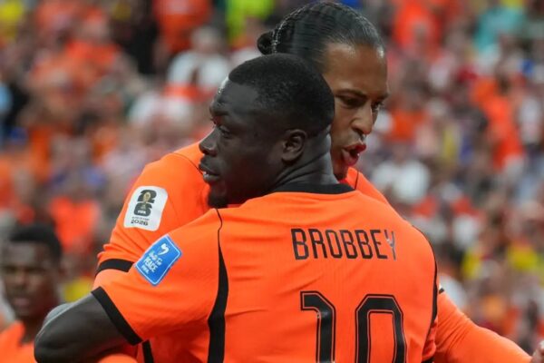 Ideja e bujshme! Brobbey dhe Van Dijk drejt Serie A, zbulohet plani i dyfishtë i Juventusit