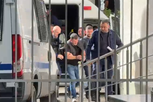U ekstradua nga SHBA, del para Gjykatë së Fierit Sokol Hoxha, kërkon parashkrimin e dënimit për vrasje