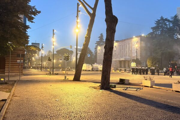 Protesta në Tiranë shoqërohet me akte dhune, sulmohen institucione shtetërore, ministri, Piramida, biznese dhe prona publike