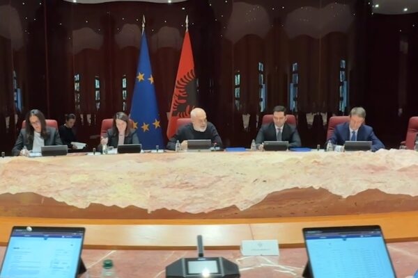 Zgjerohet skema e shpërblimeve për uniformat blu, shtohet fondi dhe numri i punonjësve të Policisë së Shtetit që përfitojnë