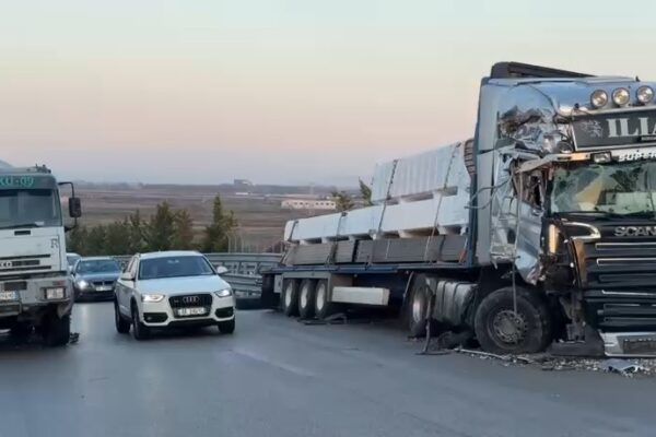 Aksident pranë Spitalit Memorial në Fier, përplasen dy mjete, një i plagosur