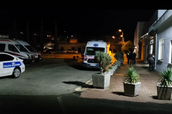 Aksident në Berat/ Makina përplas 40-vjeçarin me biçikletë dhe largohet, i plagosuri dërgohet në Tiranë