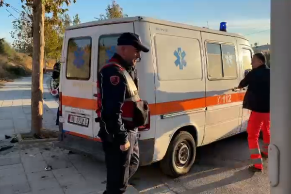 Aksident në Vlorë, përplasen dy automjete, plagoset një prej pasagjerëve