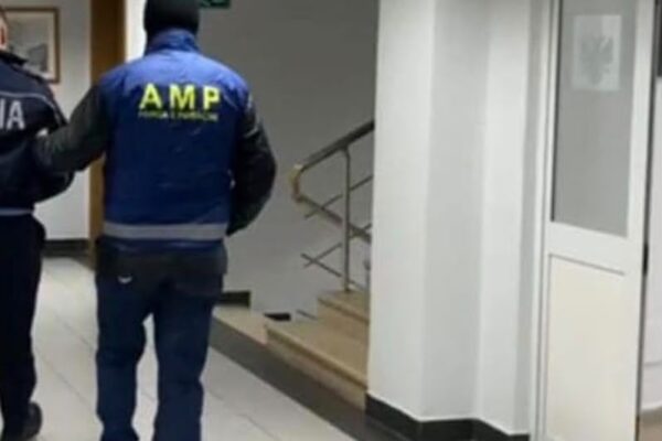 Morën 20 mijë lekë për të mos ndëshkuar një shofer, AMP arreston dy policë në Tiranë