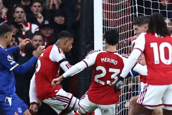 Pas “dhuratës” që mori nga Man. City, Arsenal bën detyrën në shtëpi dhe kap kreun (video)