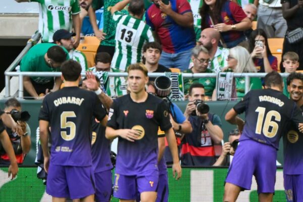 7 gola të shënuar në Betis-Barcelona. Katalanasit marrin fitoren e nëntë rresht, vendasit të pakënaqur me arbitrin (video)