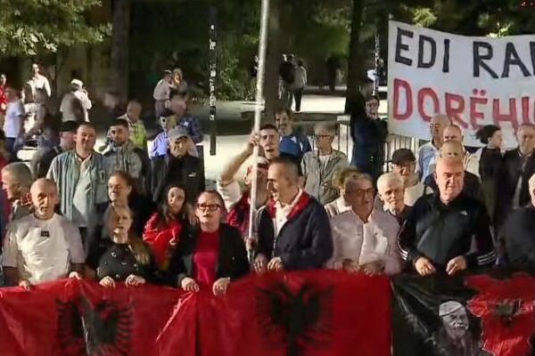 Protesta në Tiranë shënon ditën e 125-të para Kryeministrisë