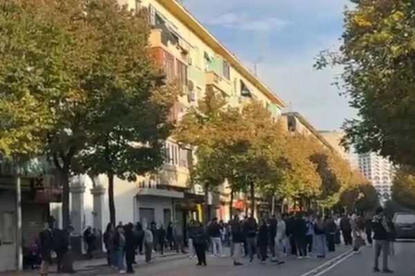 Studentët dhe qytetarët sërish në protestë, marshojnë drejt Ministrisë së Arsimit