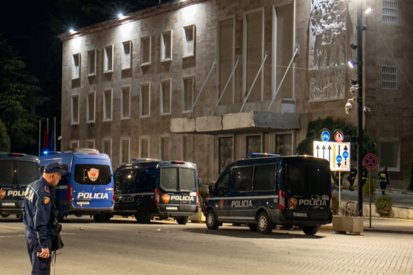 Tensionet në Tiranë, RENEA zbarkon te Kryeministria, efektivë të lënduar te Komisariati 3, sulme me molotov ndaj institucioneve