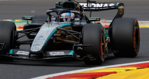 Max Verstappen rikthehet te fitorja, Hamilton në podium pas një gare kaotike