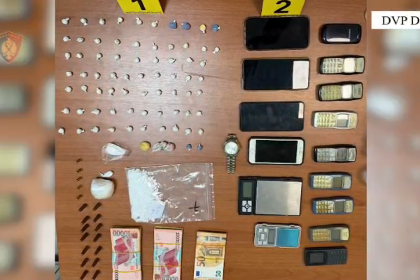Shisnin kokainë në Burrel, arrestohen 3 persona, sekuestrohen drogë dhe fishekë