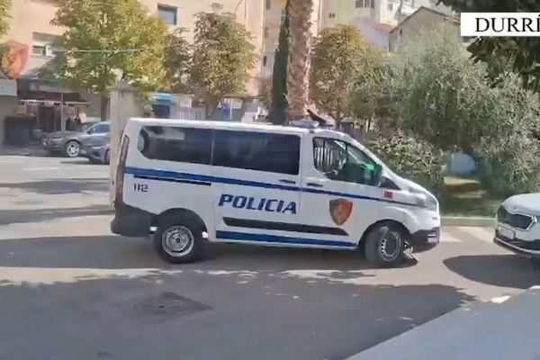 Durrës/ Vodhi automjetin e postës me pako porosish, arrestohet 23-vjeçari