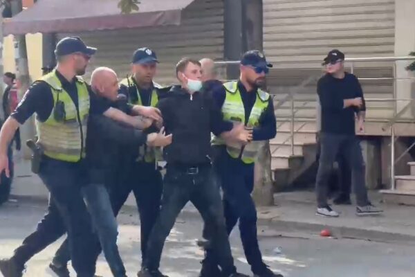 Tensionohet protesta në Durrës, përplasje mes studentëve dhe policisë, disa të shoqëruar. Dëmtohen institucione publike dhe private
