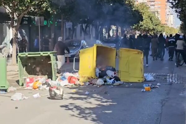 Protestë në Durrës dhe Korçë, studentë dhe nxënës dalin në rrugë, qëllojnë me gurë e djegin kazanët e mbeturinave
