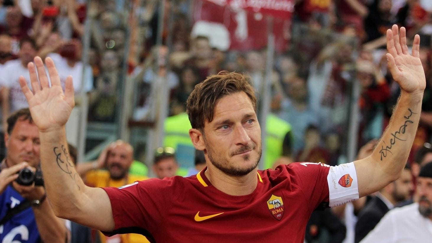 Timeless Totti bows out a Roma legend | UEFA Champions League 2016/17 | UEFA.com