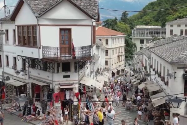 Gjirokastra përmes udhërrëfyesve turistikë/Jona Nikolla, prej dy vitesh shoqëron turistët në qytetin e gurtë