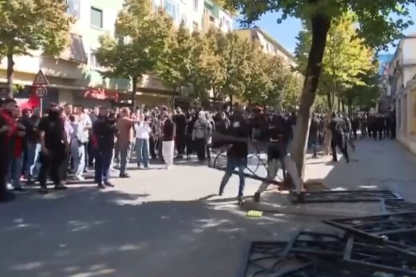 Dhuna në protestë, 10 të arrestuar për sulmet ndaj Policisë dhe Ministrisë së Arsimit