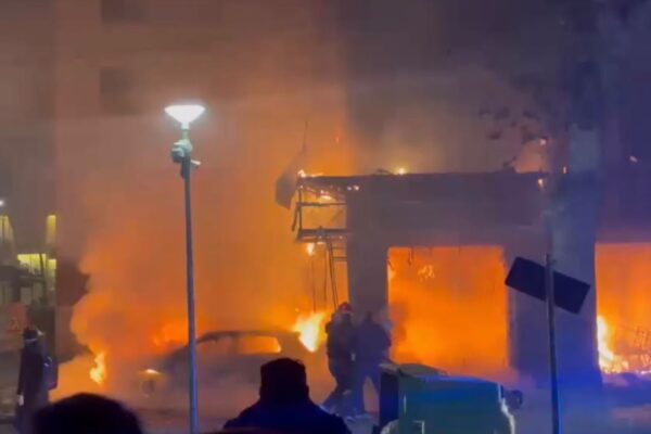 Tirana në kaos, përshkallëzohet protesta. Digjet Banka e Shqipërisë, Gjykata e Lartë, makina dhe biznese. Molotovë e gaz lotsjellës mes protestuesve e policisë