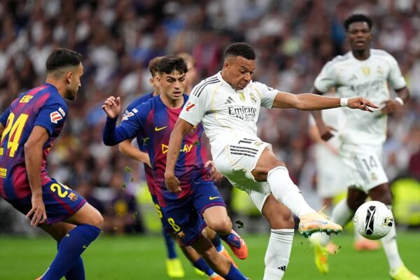 “El Clasico” që mund të vendosë fatin e titullit, Barcelona synon shkëputjen, Real Madridi kërkon përmbysjen e garës
