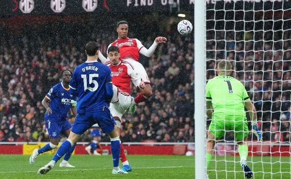 Arsenali mposht Evertonin, përfiton nga humbja e Manchester Cityt
