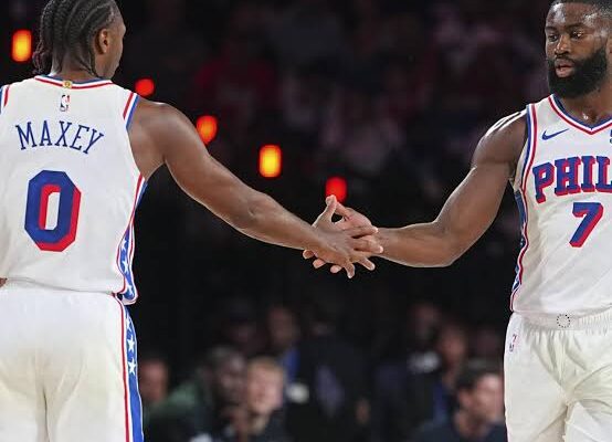 Philadelphia vazhdon serinë e fitoreve, Booker shkëlqen me 43 pikë në NBA