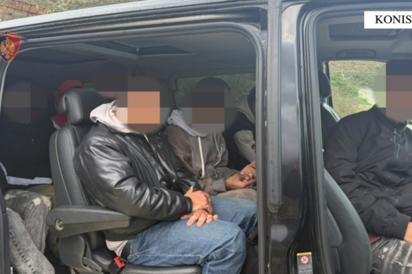 Transportonte 11 emigrantë kundrejt 2500 eurove për person, arrestohet 30-vjeçari në Konispol