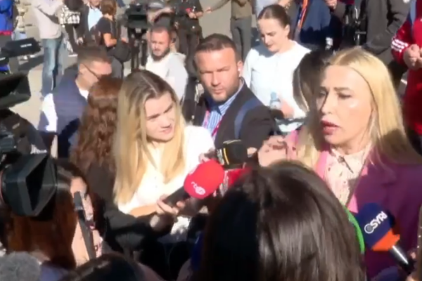 Rama i ftoi për dialog, protestuesit rrëzojnë karriget para Kryeministrisë. Drejtoresha e MIA: Kryeministri i ka dyert e hapura