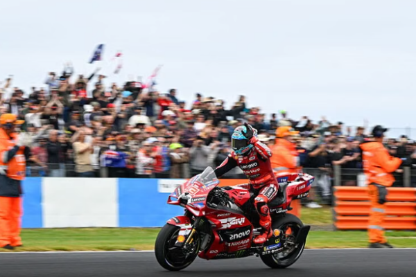 Marc Márquez triumfon në Sprintin e Australisë, Jorge Martin pëson frakturë dhe goditet në luftën për titull